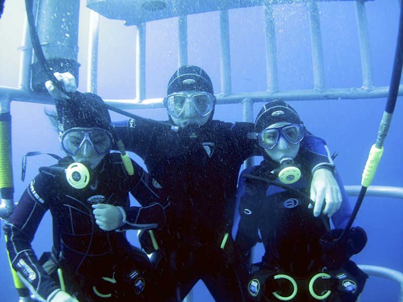 Roger Muller and his two daugthers in the Great White Shark cage Mexico 2011 - Version 2