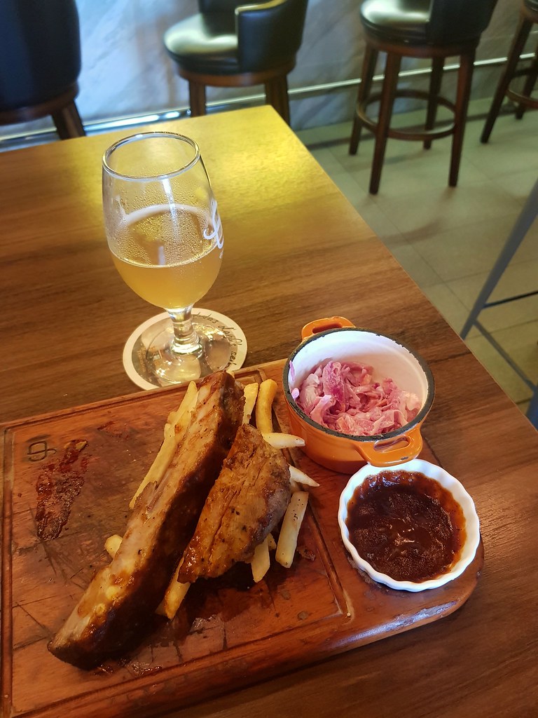 烧烤排骨配薯条和凉拌卷心菜沙拉 BBQ Ribs w/Fries & Coleslaw rm$24 & Steiner Hell (Germany 4.9% Lager) rm$20 @ Gold Bar, PJ Tropicana Avenue