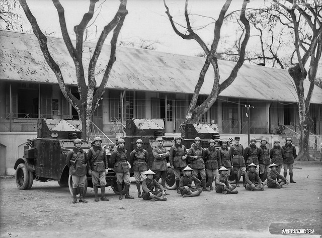 Hanoi 1920-1929 - Sous direction d'Artillerie. Escadron d'auto-mitrailleuse d'Annam Tonkin. Un peloton de marche à 3 voitures blindés white. Rassemblement dans la cour du quartier.