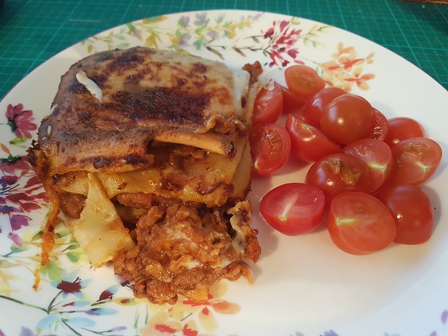 17/03/2018: Sainsbury's Taste the Difference Lasagne with cherry tomatoes = 570 calories