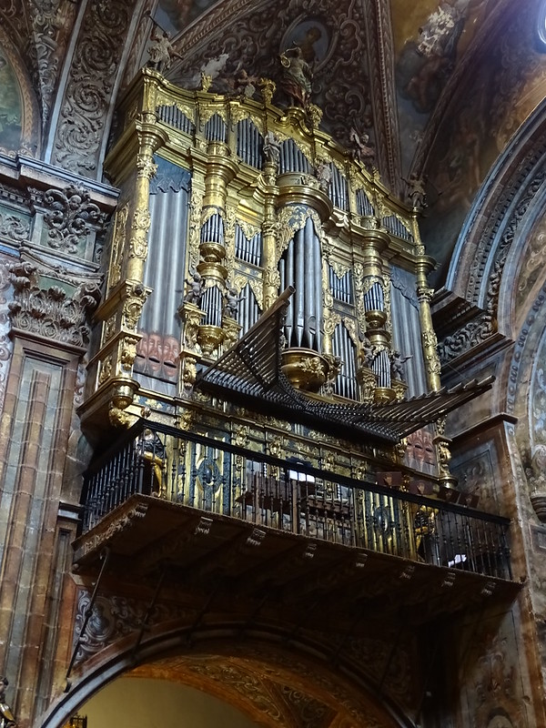 Organo del siglo XVIII interior Iglesia de Santa Maria de villa de los Arcos Navarra 02