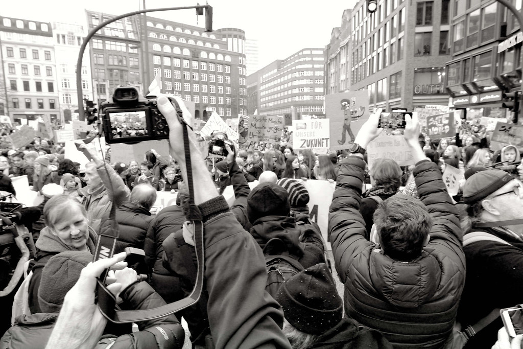 1121 Fridays for Future - Demo in Hamburg - 01.03.2019.  Treffpunkt der DemonstrantInnen auf dem Gänsemarkt - Fotografen drängen sich, um ein gute Foto zu bekommen.