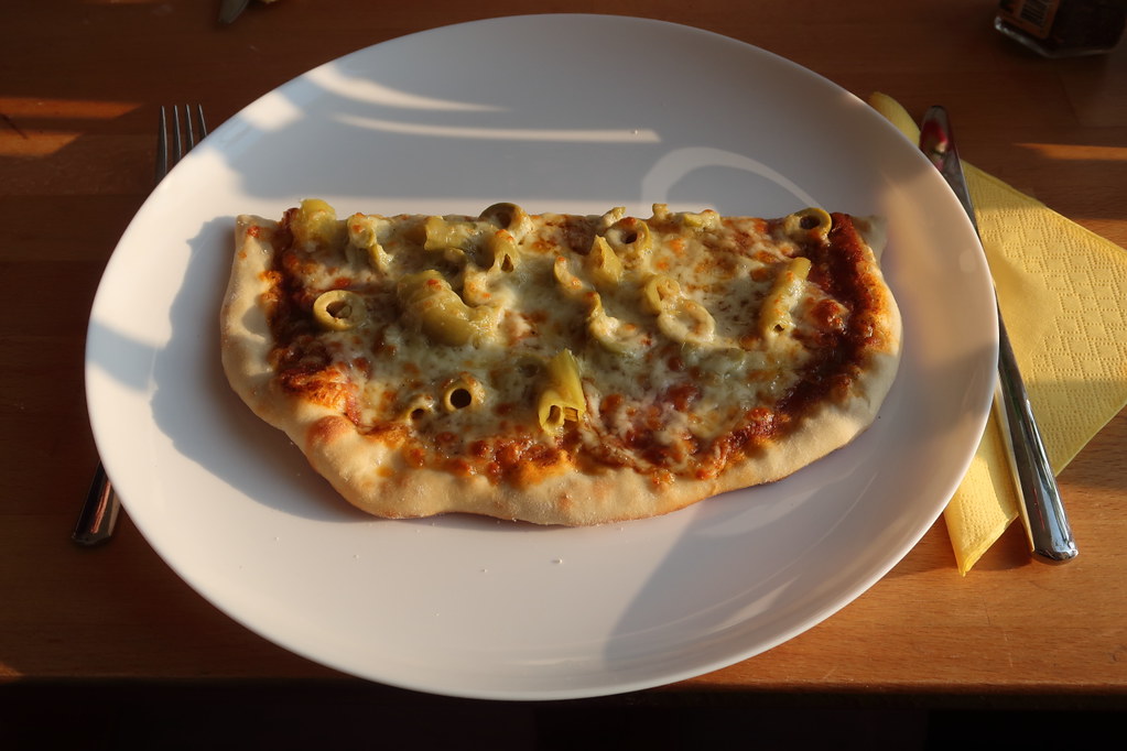 Meine Hälfte der Pizza mit Salami, grünen Oliven und milde… | Flickr