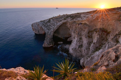 mar mediterraneo solpor sunset sun light cave caverna sea malta puestadesol viaje nikon luz contraluz