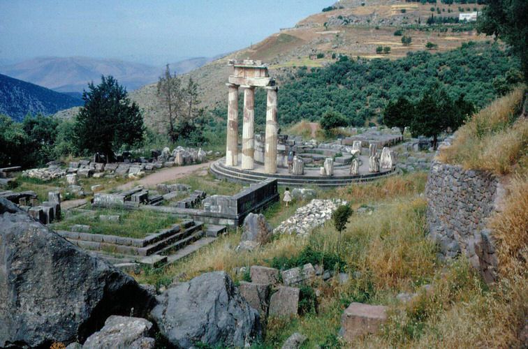 Ο Θόλος των Δελφών στο Ιερό της Προναίας Αθηνάς.