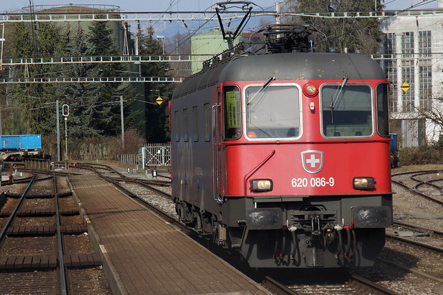 SBB Cargo Lokomotive Re 6/6 11686 bzw. Re 620 086 - 9 Hochdorf ( Hersteller SLM Nr. 5128 - BBC - SAAS - Baujahr 1980 - Elektrolokomotive Triebfahrzeug ) am Bahnhof Biberist Ost im Kanton Solothurn der Schweiz