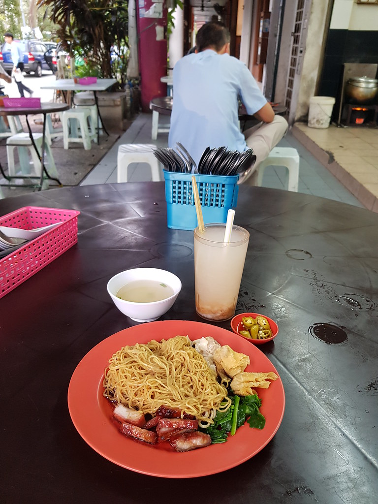 叉烧云吞面 Charsiew Wan Ton Mee rm$5.50 & 热薏米水 Hot Barley rm$1.70 @ 明记叉烧王 Meng Kee Char Siew King at Glenmarie, Shah Alam