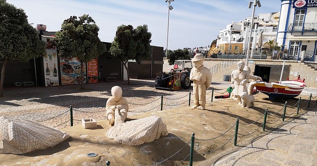 monumento escultura al pescador Albufeira Algarve Portugal