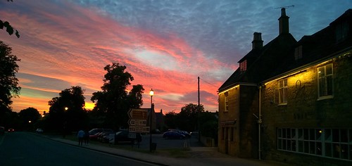 uk broadway sunset night sky himmel panorama sonnenuntergang cellphonecamera handycam cotswolds colourful farbenfroh