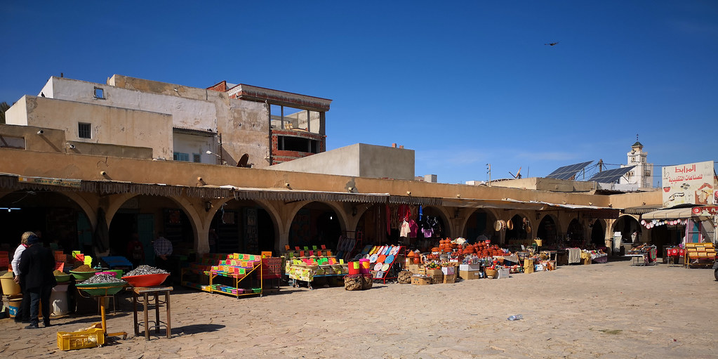 puestos y exterior edificio del Mercado de las Especias de Jara en Gabes Túnez 02