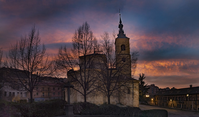 Iglesia de Segovia al atardecer