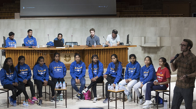 Las jóvenes indias de la escuela Yuwa hablan de esperanza y futuro en Deusto Donostia