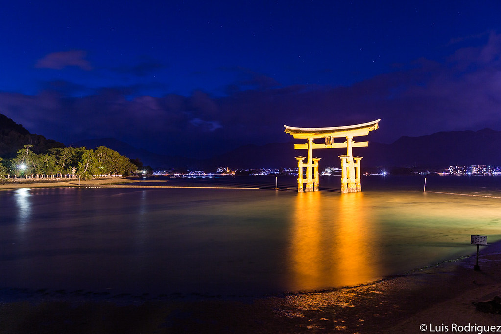 Noche sobre el gran torii flotante de Miyajima