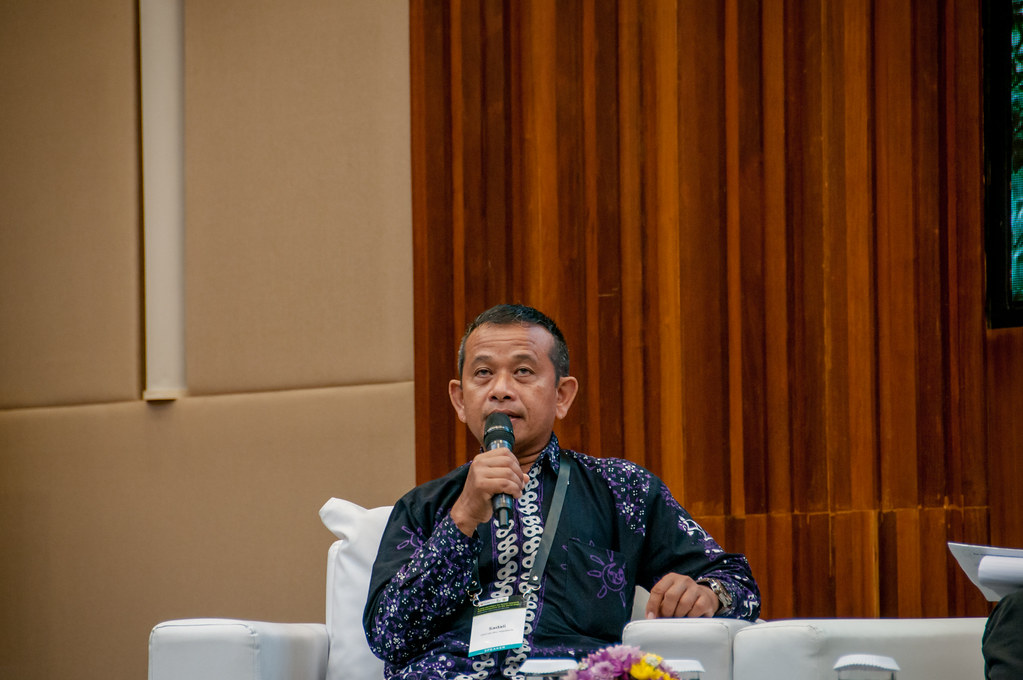 Sadali (HKM Kali Biru Yogyakarta) panelist of brownbag discussion. CIFOR, Bogor, Indonesia.