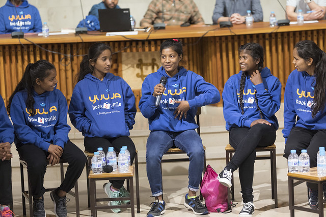 Las jóvenes indias de la escuela Yuwa hablan de esperanza y futuro en Deusto Donostia