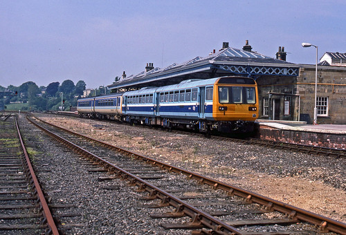 Pacer 142023+Sprinter 156488 coupled together to form a strengthened York-Scarborough service at Malton on 31May1990.