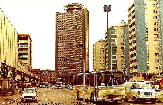 68 MULHOUSE - La tour de l'Europe en gros plan Inaugurée en 1973 Architecte François Spoerry  Une opération de la construction jadis sur 3 ans 1969 à 1972