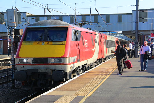 91107 | LNER Class 91 91107 arrives into Peterborough with a… | Flickr