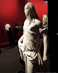 Exposition Grand Palais sur Venise au XVIIIe. Cette superbe sculpture de femme avec son voilage transparent en pierre est une Œuvre d’art.  @le_grand_palais  Photo « prise au smartphone »  Paris. .... .... ....  ..... Plaisir de découvrir Paris ......  #p