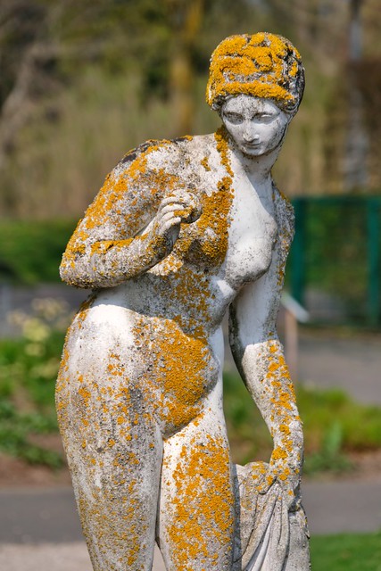 Statue mit Moos