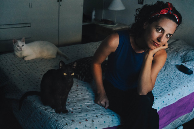 La escritora Leila Sucari en su habitación, junto a su gata negra Greta y su gato negro, Kusturica.