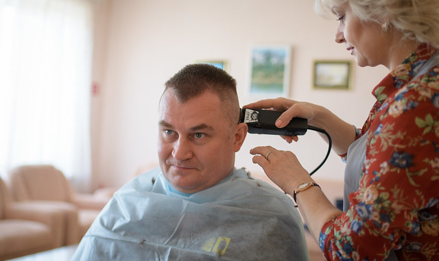 Expedition 59 Crew Haircuts (NHQ201903120036)