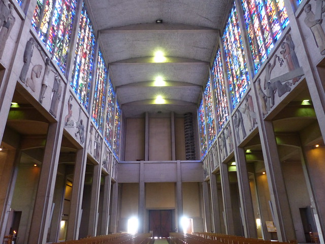 Blois, Loir-et-Cher: basilique Notre-Dame de la Trinité, 1932-39,  architecte Paul Rouvière. Classée dès 1996 au titre des monuments historiques, elle bénéficie en outre du Label 