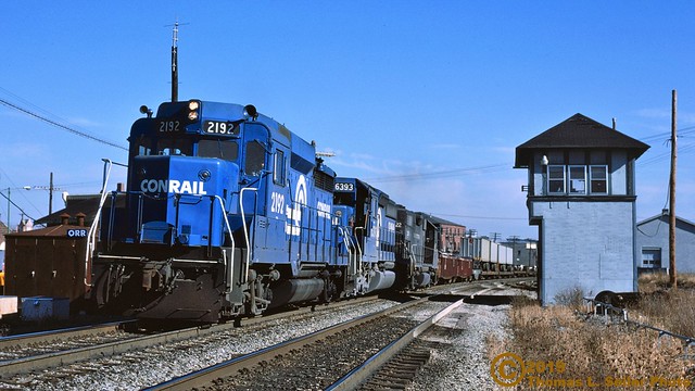 CONRAIL 2192 SLAMS THROUGH CP ORR ROLLING AT TRACK SPEED WITH WESTBOUND FREIGHT - ORRVILLE, OHIO - NOVEMBER 8, 1981