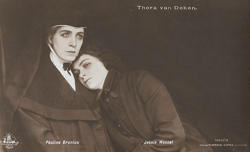 Pauline Brunius and Jessie Wessel in Thora van Deken