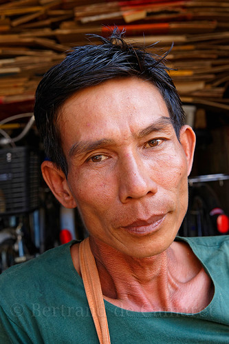 birmanie myanmar bertranddecamaret ngc nationalgeographic bago homme man burma portrait visage regard