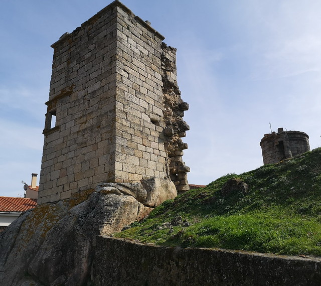 Torre cuadrada y Torre redonda del Castillo de Eljas Sierra de Gata Caceres 02
