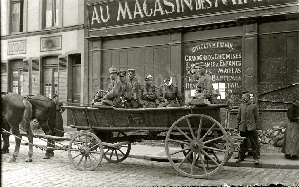 Wounded British soldiers aboard a wagon belonging to the MG Company of the 21st Infanterie Regiment, Givenchy-en-Gohelle, France July - August 1916 / Stoßtruppe sleeve insignia