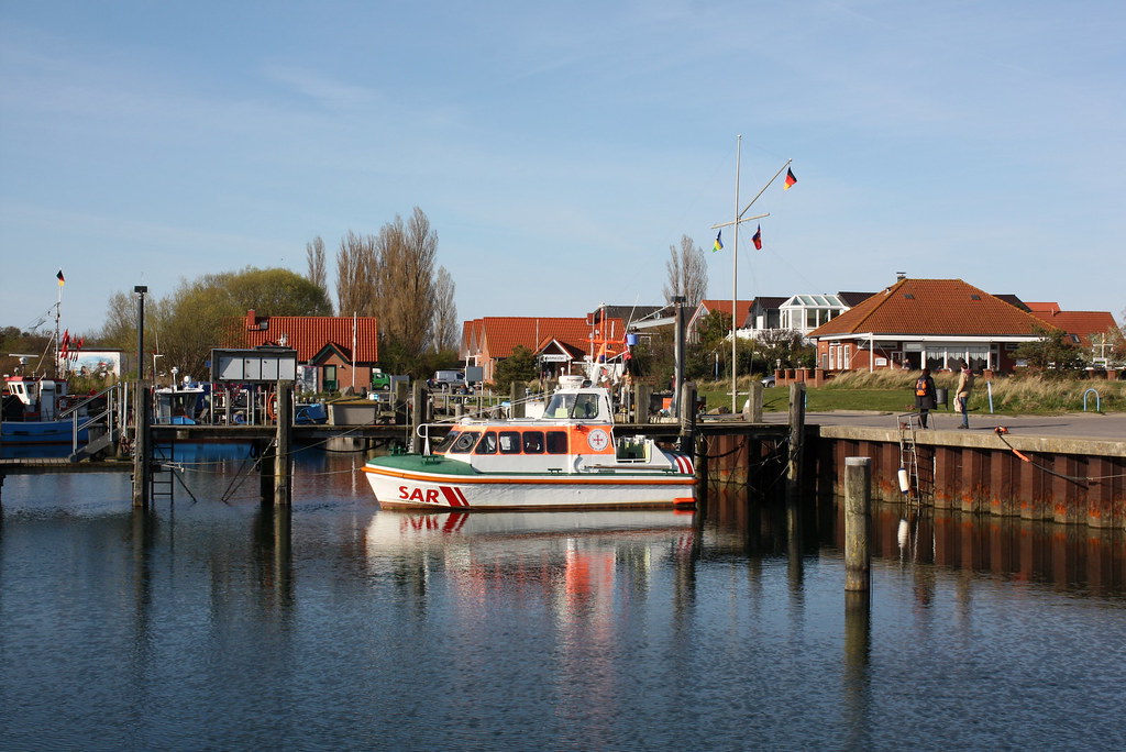 Poel: Seenotrettungsboot der DGzRS im Hafen Timmendorf