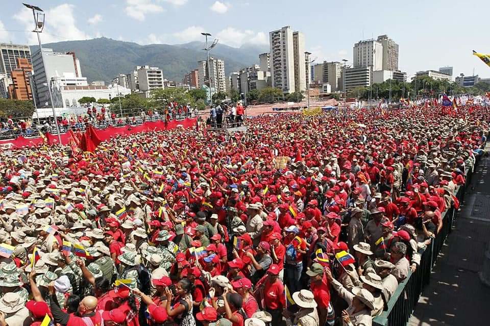 População comemora o aniversário da Revolução Bolivariana nas ruas de Caracas