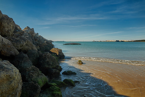 playa rocas orilla horizonte