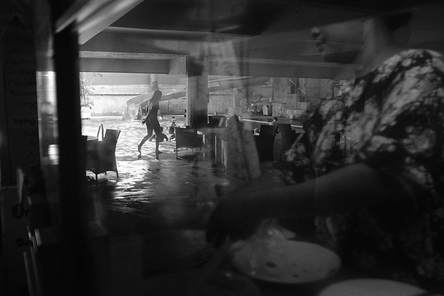 Pool Run #streetphotography #streetphotoindonesia #captureonstreet #streetphoto #streetphoto_bnw #igstreetphotography #igstreet #poolsidephoto #x100f #fujifilmx100f