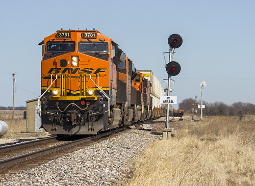 et44c4 bnsf3871 uss trains signals freight intermodal bnsf railroading railfanning detour
