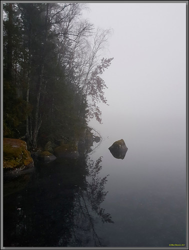 Dimma och speglingar på Vågsjön by haakphoto, Magisk skridskotur på Vågsjönsurahammar västmanland sweden se