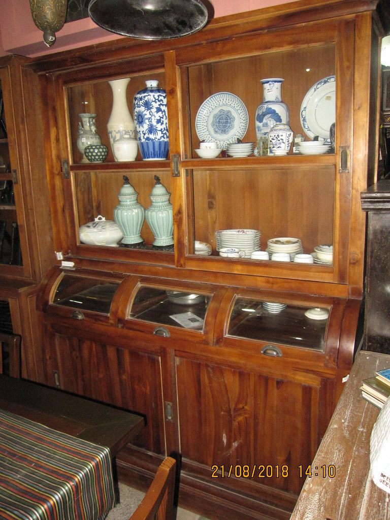 Plate Display Cabinet At An Antique Shop In Manila Flickr