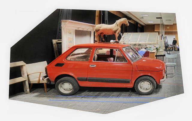 Horse on top of the red car (Fiat) at the rehearsal room - und 2017: Pferd auf dem Dach des roten Autos auf der Probebühne - die ausgestopfte Katze sitzt dahinter am Schreibtisch, hinter der Schreibmaschine zwischen den Telephonen