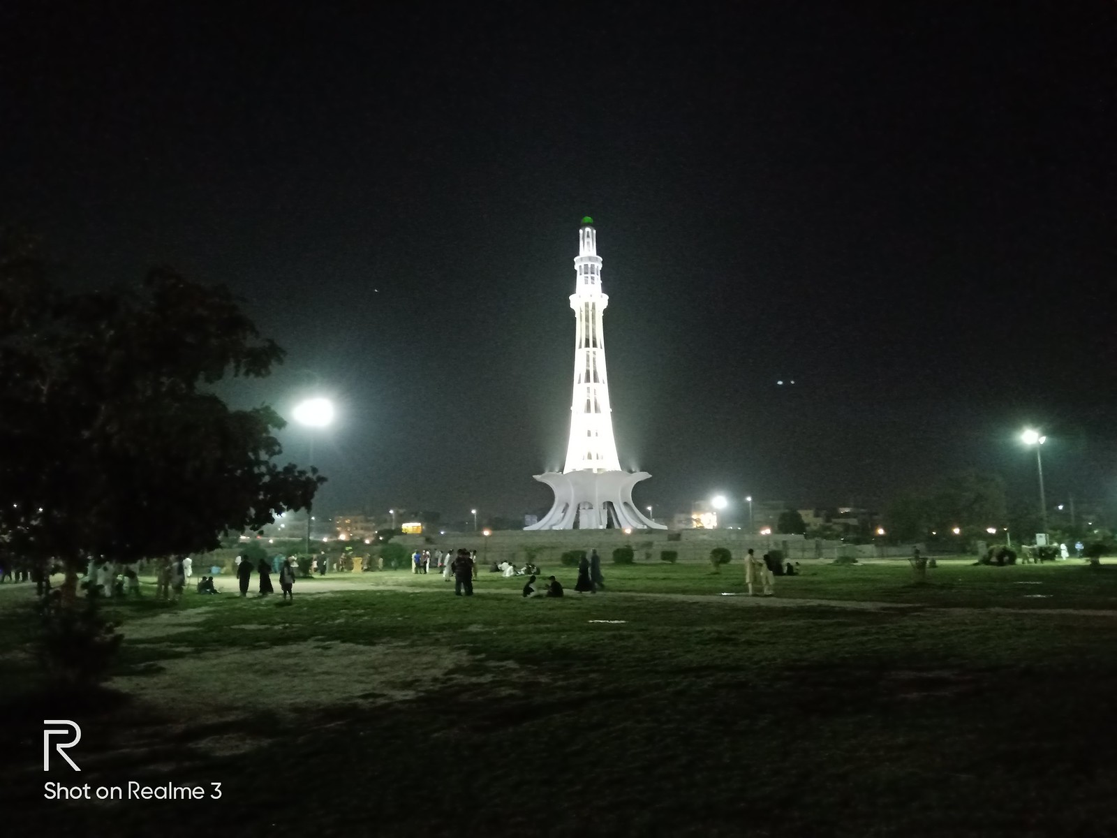 Minear-e-Pakistan Picture with Auto Mode on Realme 3