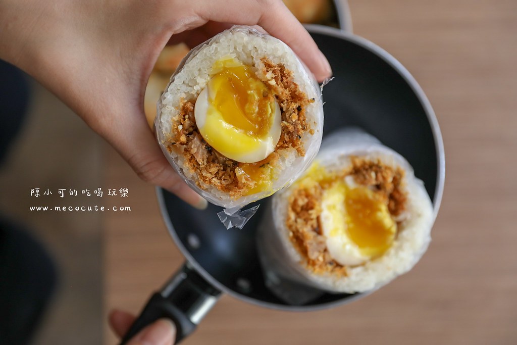 蘆洲人氣早餐：弘記豆漿店(新地址)有名的炸蛋飯糰，手工蛋餅推薦！