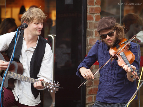 p8254150 dillyboys exeter street arts festival 2018 thedillyboyssw england gb uk live acoustic folk shantychic music gig performers highstreet august guitarist violin violinist fiddler