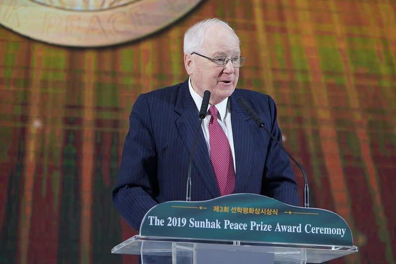 L'Amb. Kenneth M. Quinn, président du Prix Mondial de l'Alimentation (World Food Prize Foundation), adressant ses  félicitations.


