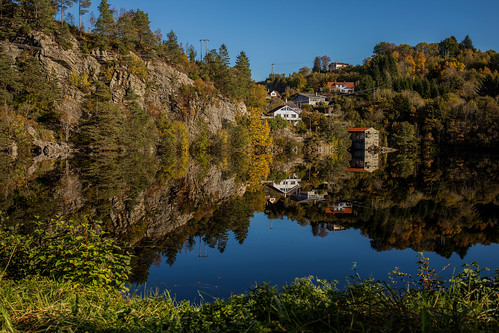 fall autumn season nature natur naturaleza paysage landscape reflections reflection mirror colors colores farben trees rocks lake water buildings houses grass canoneos6d canon tranquil outdoor outdoors sky daylight norway norwegen mood