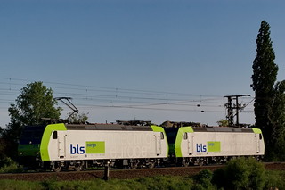 485 013-7 [aa] BLS Cargo & 485 002-0 zwischen M-Friedrichsfeld und Ladenburg