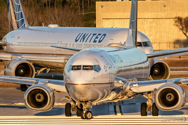 United B737-900ER N69804 33L with 767-3