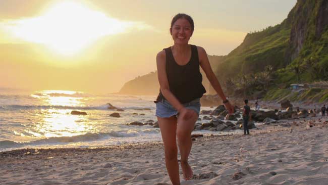 Risma Putantri, Traveler Muda yang Beberkan Keindahan Pantai Mangati Kebumen