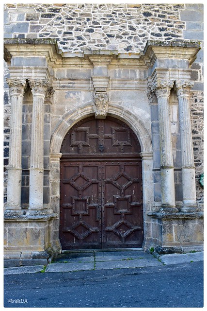 Porte d’entrée du lycée de Mauriac. Cantal.