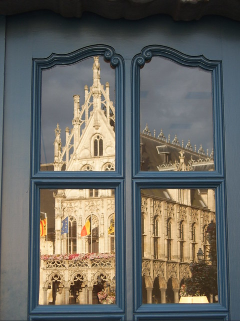 Grote Markt  -  Stadhuis (weerspiegeld in deur van 'In den boer à la mode')